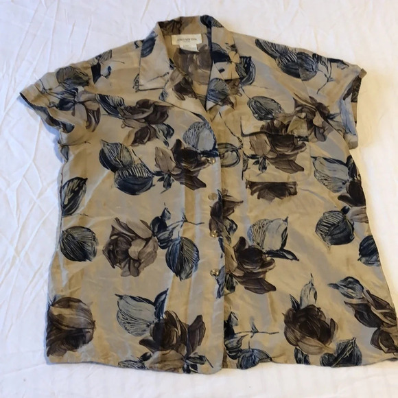 Jones New York raw silk beige floral button  down short sleeve blouse size 8P - Picture 5 of 9